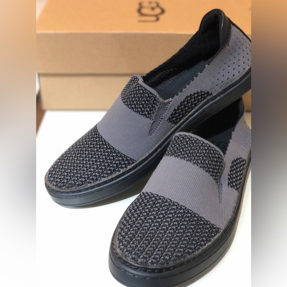 NEW in box UGG  W SAMMY in grey/black color, size 6